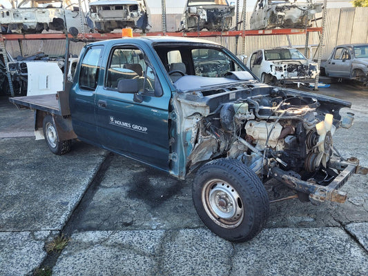 Now Wrecking: 2000 Hilux - A570T